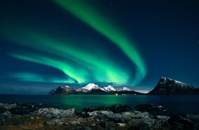 Revontulia ja vuorenhuippuja