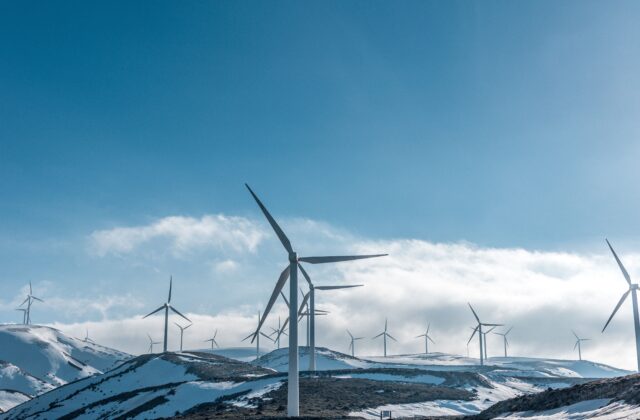 Tuulimyllyjä vuoristossa